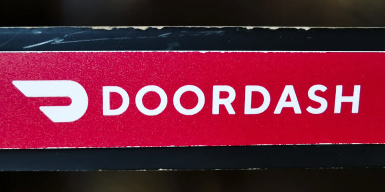 Lawmakers push DoorDash, Uber Eats delivery tax statewide for Chicago transit