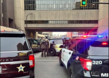 Deputies safely rescue suicidal person in Minneapolis as crowd gathered to shout insults