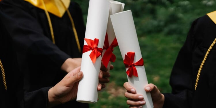 Minnesota highest graduation rate paired with lowest proficiency