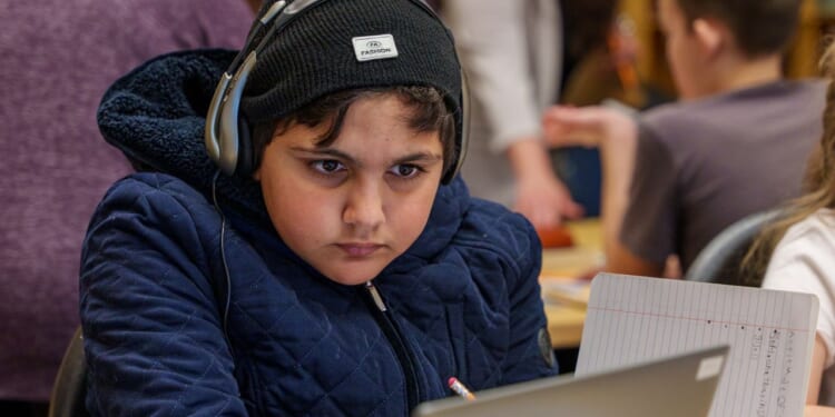 What LA’s sweeping new phone policy can teach Minnesota school districts