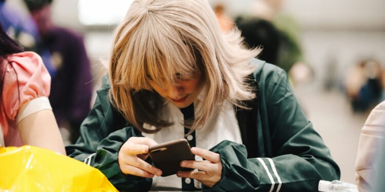 More Americans now support all-day cellphone bans in schools