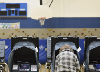 How do I register to vote in Illinois?