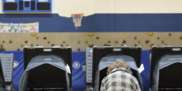 How do I register to vote in Illinois?